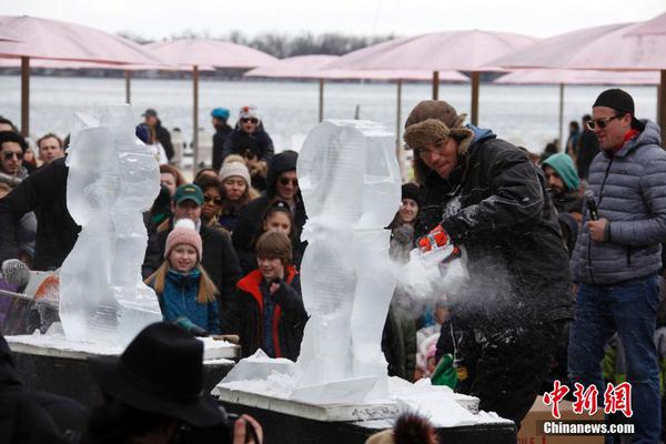 那是那把鐮刀！KD首輪場(chǎng)均32.6分 三項(xiàng)命中率為56.5%、50%和91.5%
